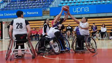 Partido de baloncesto en silla de ruedas correspondiente a la jornada 3 de la Liga Norte entre BSR Navarra y Bilbao BSR disputado en el pabellón de la UPNA en Pamplona. IÑIGO ALZUGARAY
