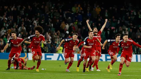 SEVILLA, 18/01/2023.- Los jugadores de Osasuna celebran la victoria ante el Betis, al término del partido de octavos de final de la Copa del Rey entre el Real Betis y el CA Osasuna disputado este miércoles en el estadio Benito Villamarín, en Sevilla. EFE/Julio Muñoz
