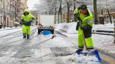 Los servicios de limpieza del Ayuntamiento de Pamplona trabajan para quitar la nieve y hielo de las calles tras la nevada de las últimas horas en la ciudad. IÑIGO ALZUGARAY