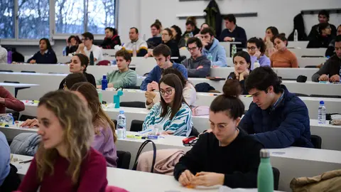 Cientos de personas se examinan del MIR y del resto de pruebas que conforman la Formación Sanitaria Especializada. PABLO LASAOSA