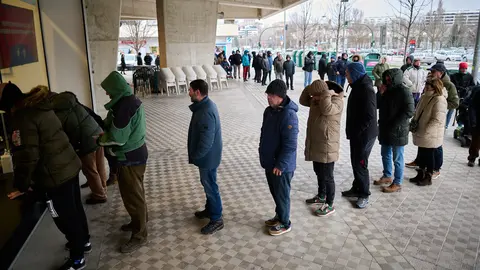 Colas en el estadio de El Sadar para la venta de las entradas para los cuartos de final de la Copa del Rey que disputará Osasuna ante el Sevilla. PABLO LASAOSA