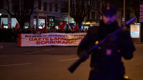 Manifestación de Gazte Koordinadora Sozialista bajo el lema 'Paremos el ataque de empresarios y autoridades'. PABLO LASAOSA