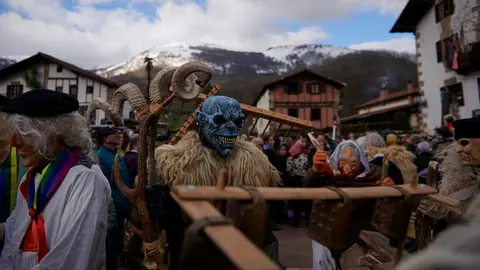 Los joaldunaks de Zubieta visitan a los de Ituren en los carnavales de 2022. IRANZU LARRASOAÑA
