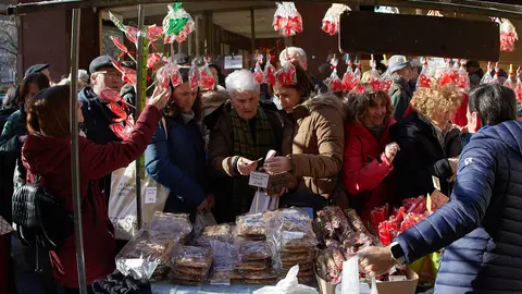 Tras los años de la pandemia, los puestos de venta de roscos y dulces vuelven a la plaza de San Nicolás y la calle San Miguel por la celebración de San Blas. IÑIGO ALZUGARAY