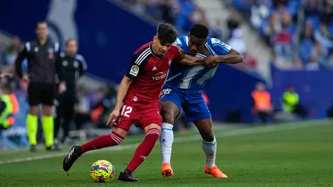 Ez Abde lucha por el balón con el defensa del Espanyol Pierre-Gabriel. EFE/ Alejandro García