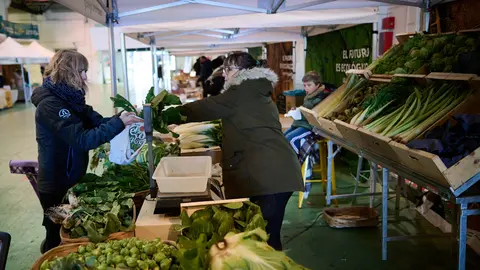 La antigua estación de autobuses de Pamplona acoge una feria de consumo ecológico. PABLO LASAOSA