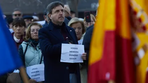 Concentración con motivo del Día de la Memoria de las víctimas del terrorismo de ETA convocada por la ANVITE, Fundación Tomás Caballero, Vecinos de Paz, Asociación Cultural Pompaelo, Sociedad Civil Navarra, Asociación Cultural Doble12, Libertad Ya, Recuperar Navarra, Ego Non y Asociación por la Tolerancia. IÑIGO ALZUGARAY