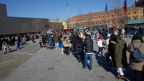 Largas colas en la plaza de la Constitución de Pamplona para acceder a la exposición  ‘Criaturas Jurásicas’ que ha tenido lugar en Baluarte este fin de semana. IÑIGO ALZUGARAY