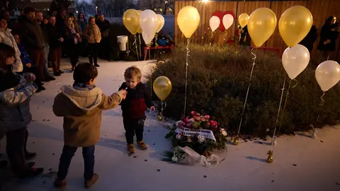 Ofrenda floral a los niños con cáncer que han fallecido organizada por ADANO con motivo de la celebración del Día Internacional del Cáncer Infantil. PABLO LASAOSA