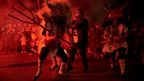 Los momotxorros toman las calles de Alsasua durante el martes de carnaval de 2023. IRANZU LARRASOAÑA