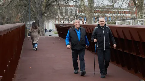 Reapertura de la pasarela del Labrit, 6 años después del cierre de la estructura por los problemas que presentaba. IÑIGO ALZUGARAY