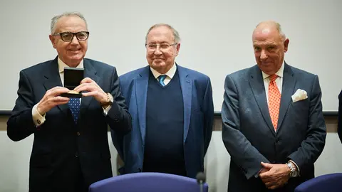 La Cámara Oficial de Comercio, Industria y Servicios de Navarra entrega su Medalla de Oro al expresidente del Gobierno de Navarra Miguel Sanz. PABLO LASAOSA