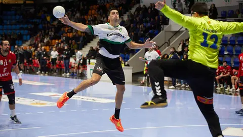 Nicolás Bonanno (77-Helvetia Anaitasuna) y Pol Amores (12-Fraikin BM. Granollers) durante el partido de balonmano de la Liga Plenitude Asobal entre Helvetia Anaitasuna and Fraikin BM. Granollers en el pabellón Anaitasuna de Pamplona. IÑIGO ALZUGARAY