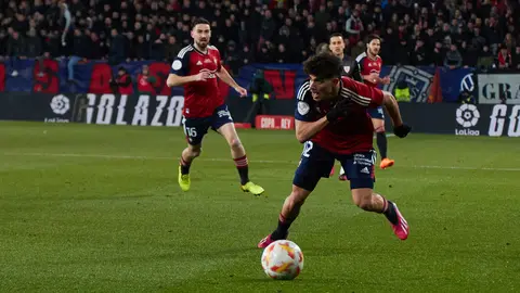 Abde (12. CA Osasuna) durante el partido de ida de la semifinal de la Copa del Rey entre CA Osasuna y Athletic Club disputado en el estadio de El Sadar. IÑIGO ALZUGARAY