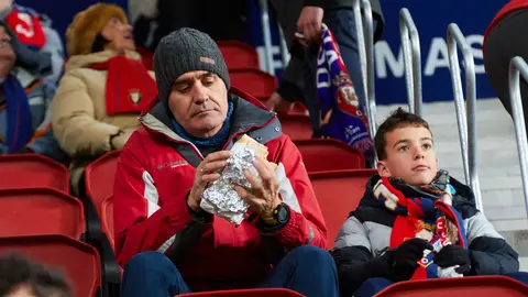 La grada del estadio de El Sadar durante el partido de ida de la semifinal de la Copa del Rey entre CA Osasuna y Athletic Club. IÑIGO ALZUGARAY
