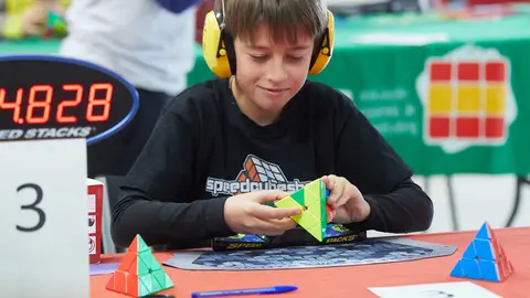 'VII Iruña Open de cubo de Rubik' con la participación de 64 cuberos y cuberas de España, EEUU, Argentina, Chile y El Salvador en 8 categorías oficiales diferentes disputado en la Casa de la Juventud de Pamplona. IÑIGO ALZUGARAY