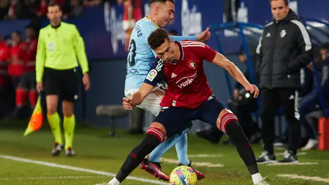 Iago Aspas (10. RC Celta) y Lucas Torró (6. CA Osasuna) durante el partido de la Liga Santander entre CA Osasuna y RC Celta disputado en el estadio de El Sadar en Pamplona. IÑIGO ALZUGARAY
