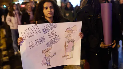 Manifestación del movimiento feminista en el Día Internacional de las Mujeres por las calles de Pamplona. IÑIGO ALZUGARAY