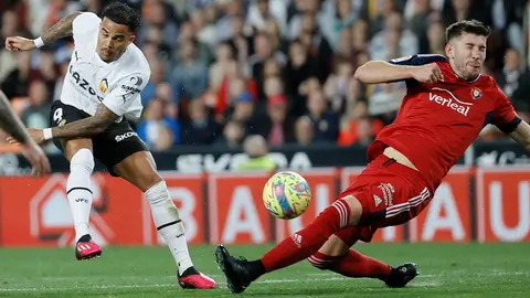 El delantero neerlandés del Valencia, Justin Kluivert (i), dispara a puerta ante la oposición del defensa de Osasuna, David García (d), durante el partido correspondiente a la jornada 25 de primera división que disputan hoy sábado Valencia y Osasuna en el estadio Mestalla de Valencia. EFE/ Juan Carlos Cárdenas