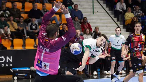 Saeid Barkhordari (1. ABANCA Ademar Leon) y Aitor García (13. Helvetia Anaitasuna) durante el partido de balonmano de la tercera ronda de la Copa del Rey entre Helvetia Anaitasuna y ABANCA Ademar León disputado en el pabellón Anaitasuna de Pamplona. IÑIGO ALZUGARAY