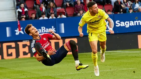 Lucas Torró (6. CA Osasuna) y Yeremi Pino (21. Villarreal CF) durante el partido de la Liga Santander entre CA Osasuna y Villarreal CF disputado en el estadio de El Sadar en Pamplona. IÑIGO ALZUGARAY