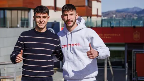 Zubimendi y David García, dos de los debutantes, a su llegada a la concentración de la Selección Española de Fútbol.