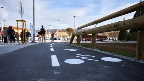 La Comisión y la Gerencia de Urbanismo del Ayuntamiento, con el alcalde, Enrique Maya, visitan las obras de la segunda fase de urbanización del barrio de Chantrea, con motivo de la recepción de las obras. IÑIGO ALZUGARAY