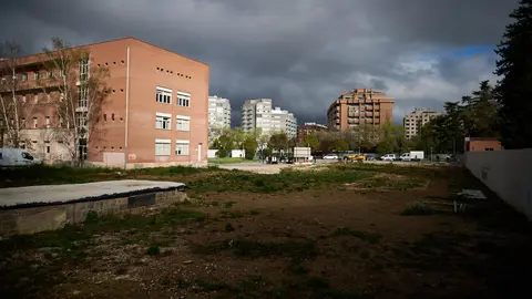La presidenta del Gobierno de Navarra, María Chivite, y un representante de la UPNA, presiden el acto de inicio de las obras de la futura Facultad de Ciencias de la Salud de la Universidad Pública de Navarra. PABLO LASAOSA