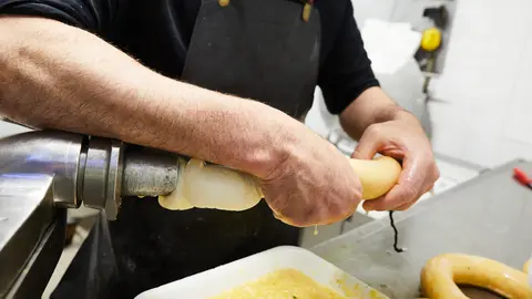 Proceso de elaboración del relleno en Cárnicas Iriguibel, en la calle Portal 1 de Huarte. IÑIGO ALZUGARAY