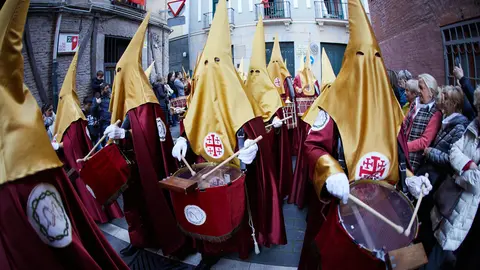 Procesión de Jueves Santo por las calles de Pamplona con el desfile de los pasos de La Última Cena, La Oración del Huerto y El prendimiento, y la participación de la Banda de Cornetas y Tambores de la Cofradía de la Flagelación de Logroño. IÑIGO ALZUGARAY