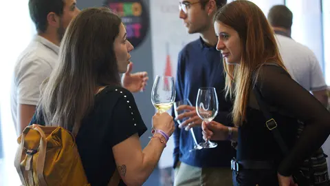 Inauguración de la décima edición de Vinofest Navarra en Pamplona con la presencia de 22 bodegas que ofrecen sus novedades a los asistentes en Baluarte. IÑIGO ALZUGARAY