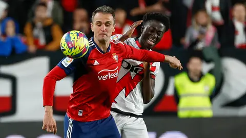 El defensa ghanés del Rayo Vallecano Abdul Mumin (d), disputa un balón con el delantero del CA Osasuna Kike García, durante el partido de la Jornada 29 de LaLiga Santander que Rayo Vallecano y CA Osasuna disputan en el Campo de Fútbol de Vallecas, este viernes. EFE/ Juanjo Martin