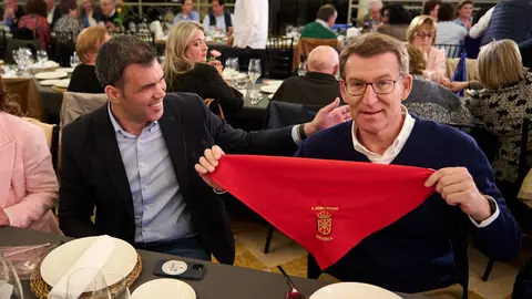 El presidente del Partido Popular, Alberto Núñez Feijóo, participa en un acto del PP de Navarra junto al candidato del PP a la Alcaldía del Cintruénigo, Marcos Navascues, y el presidente del PPN, Javier García. PABLO LASAOSA