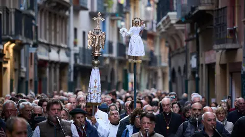 El Ángel de Aralar llega a Pamplona, en su recorrido de 2023 por Navarra, recibido por el Ángel de La Meca. PABLO LASAOSA