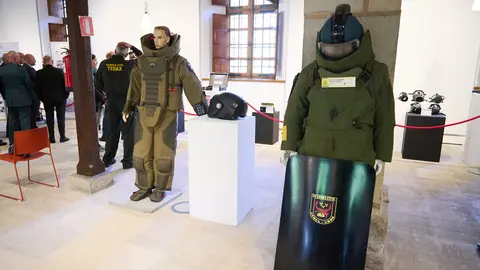 El delegado del Gobierno en Navarra, José Luis Arasti, y el coronel jefe de la zona de Navarra de la Guardia Civil, José Santiago Martín, participan en la inauguración de la exposición conmemorativa del 50º aniversario del Servicio de Desactivación de Explosivos de la Guardia Civil. PABLO LASAOSA