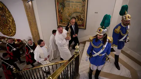 El Ayuntamiento de Pamplona recibe la imagen del Ángel de Aralar en su recorrido por Navarra en 2023. PABLO LASAOSA