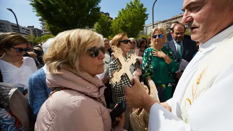 El Tribunal Superior de Justicia de Navarra recibe al Ángel de Aralar en la plaza Juez Elio, a las puertas del Palacio de Justicia de Navarra. IÑIGO ALZUGARAY