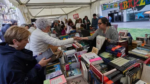 Diecisiete librerías de la ciudad celebran la Feria del Día del Libro 2023 en la avenida Carlos III de Pamplona. IÑIGO ALZUGARAY