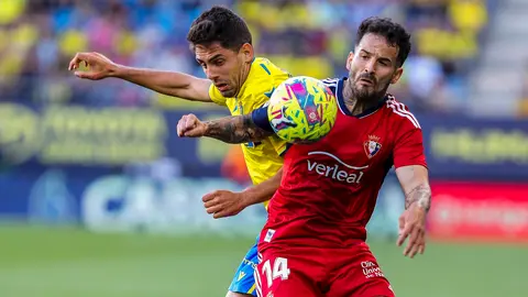 El centrocampista del Club Atlético Osasuna Rubén García lucha por el balón con el delantero del Cádiz CF Sobrino (i) durante un partido de LaLiga, entre Cádiz CF y el Club Atlético Osasuna, este martes, en el estadio Nuevo Mirandilla de Cádiz (España). EFE/ Román Ríos