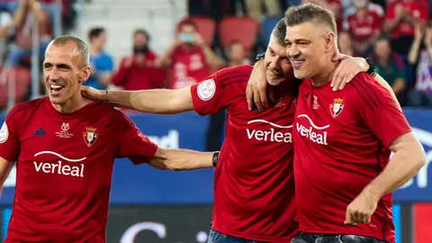 Homenaje a los jugadores de Osasuna subcampeones de la Copa del Rey de 2005. IÑIGO ALZUGARAY