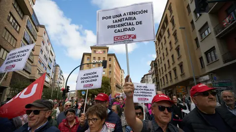 Manifestación de CCOO y UGT, bajo el lema 'Subir salarios, bajar precios, repartir beneficios', con motivo del 1º de Mayo. IÑIGO ALZUGARAY