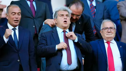 BARCELONA 02/05/2023.- Joan Laporta (c) presidente del FC Barcelona, en el palco durante el partido correspondiente a la jornada 33 de LaLiga Santander que disputan FC Barcelona y CA Osasuna este martes en el Spotify Camp Nou de la Ciudad Condal. EFE/ Enric Fontcuberta
