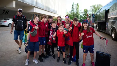 Salida de autobuses con aficionados rojillos desde el Sadar hacia Sevilla para la final de la Copa del Rey 2023. PABLO LASAOSA