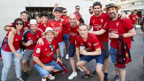 Aficionados rojillos por las calles de Sevilla el día de la final de la Copa del Rey entre Osasuna y el Real Madrid. IÑIGO ALZUGARAY