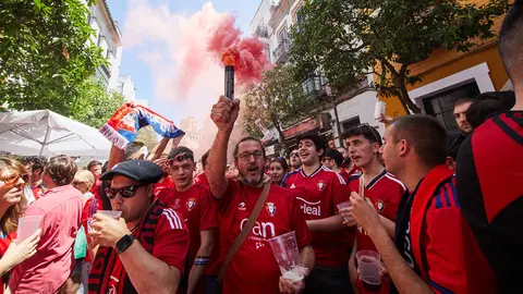 Aficionados rojillos por las calles de Sevilla el día de la final de la Copa del Rey entre Osasuna y el Real Madrid. IÑIGO ALZUGARAY