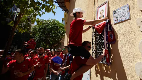 Aficionados rojillos por las calles de Sevilla el día de la final de la Copa del Rey entre Osasuna y el Real Madrid. IÑIGO ALZUGARAY