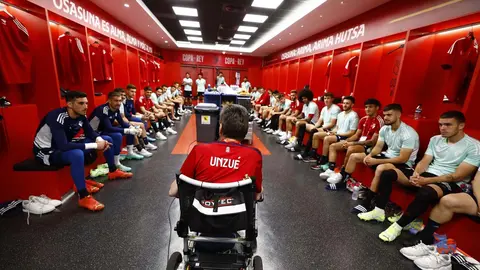 El exjugador de Osasuna y enfermo de ELA, Juan Carlos Unzué, ha ofrecido una charla motivadora a los jugadores de Osasuna en el vestuario momentos antes de la final de Copa del Rey en Sevilla ante el Real Madrid. CA OSASUNA