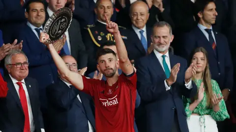 SEVILLA, 06/05/2023.- El defensa de Osasuna, David García, recibe el trofeo de subcampeones de la Copa del Rey tras caer derrotados frente al Real Madrid en el encuentro que han disputado hoy sábado en el estadio La Cartuja de Sevilla. EFE/José Manuel Vidal
