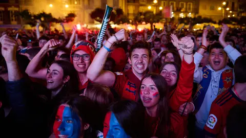 Aficionados de Osasuna llenan la plaza del Castillo, en Pamplona, para seguir desde las pantallas instaladas el encuentro correspondiente a la final de la Copa del Rey de fútbol que su equipo disputa hoy sábado frente al Real Madrid en el estadio de La Cartuja, en Sevilla. PABLO LASAOSA
