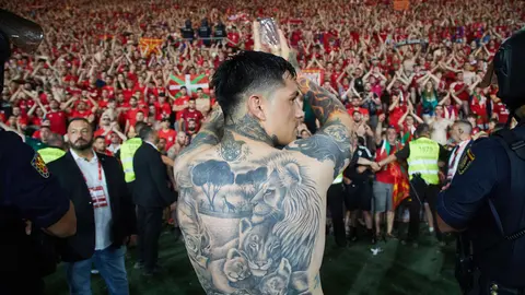 Los jugadores y el cuerpo técnico de Osasuna agradecen a la afición rojilla el apoyo recibido tras la derrota en la final de la Copa del Rey 2023 frente al Real Madrid. IÑIGO ALZUGARAY